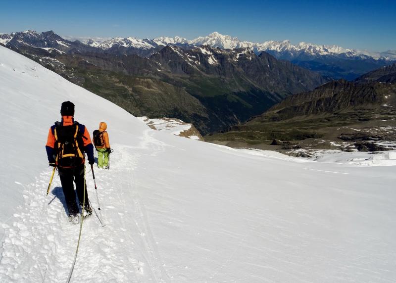 Descente sur le glacier du Grand Paradis, stage alpinisme facile dans les Alpes avec Esprit Montagne