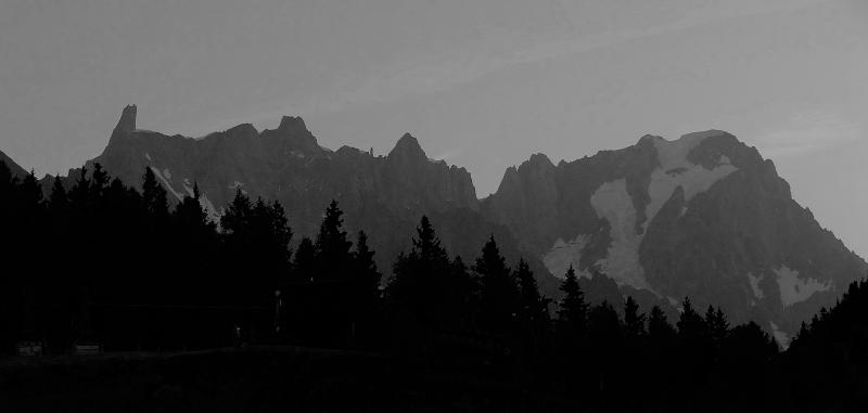 La Dent du Géant avec les arêtes de Rochefort et les Grandes Jorasses vu du lac d'Arpy en Italie avec esprit Montagne