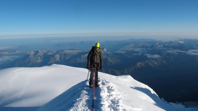 Ascension sur la voie normale du Mont Blanc au niveau de l'arête des bosses avec le désert de Platé en Haute Savoie avec Esprit Montagne