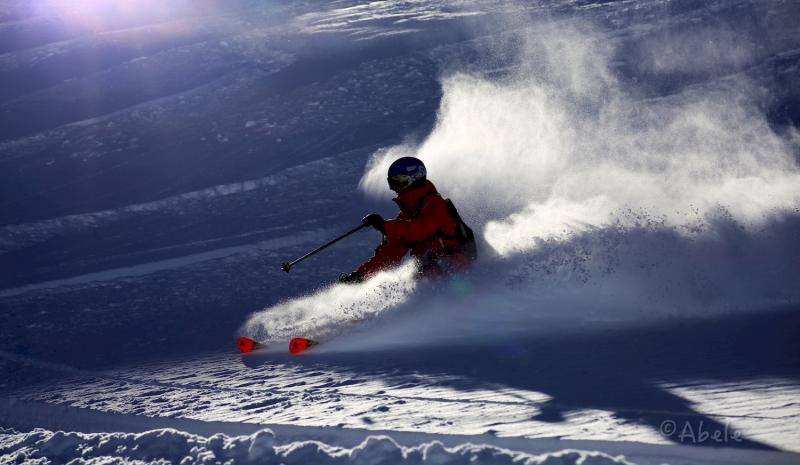 Ski dans la neige poudreuse en Suisse lors dun stage avec Esprit Montagne