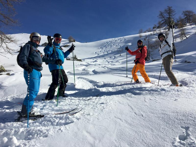 Ski hors piste entre amis dans les Alpes en Haute Savoie avec Esprit Montagne